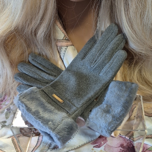 Gray Fur-Trimmed Gloves - Picture 3 of 6